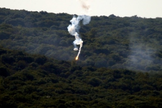 10月28日，閃光彈落在黎巴嫩納古拉樹(shù)林中燃起濃煙。新華社發(fā)（阿里·哈希紹攝）