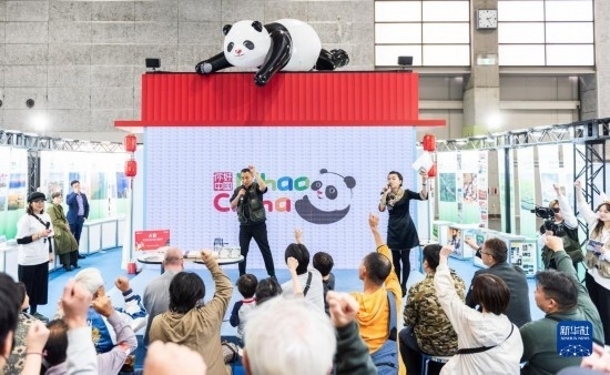  10月29日，游客在日本大阪國際會(huì)展中心中國館參與中國旅游知識(shí)問答活動(dòng)。新華社發(fā)（中國駐大阪旅游辦事處供圖）