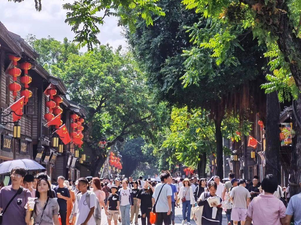 國慶節(jié)期間，三坊七巷歷史文化街區(qū)游人如織。新華社發(fā)