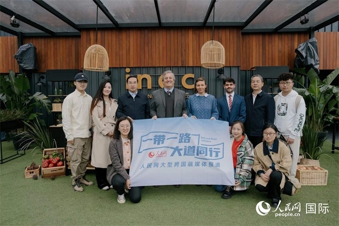 在烏拉圭第118屆普拉多牧農(nóng)業(yè)國(guó)際博覽會(huì)上，烏拉圭國(guó)家肉類協(xié)會(huì)主席與人民網(wǎng)記者合影。人民網(wǎng)記者 張若涵攝