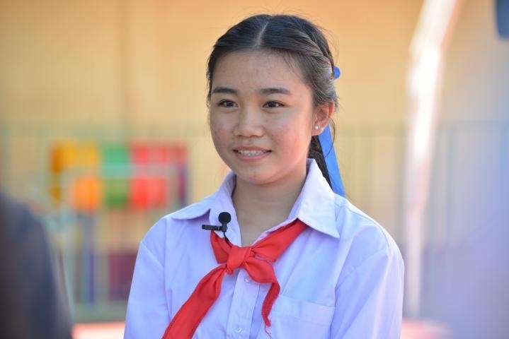 蓬批灣結(jié)束中國之行返回老撾后接受記者采訪。