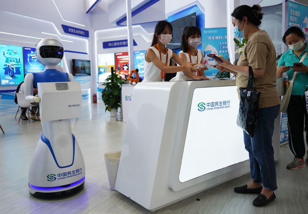 2022年9月4日，在服貿(mào)會(huì)首鋼園區(qū)金融服務(wù)專題展上，參觀者在中國(guó)民生銀行展臺(tái)咨詢金融業(yè)務(wù)。新華社記者 金皓原 攝