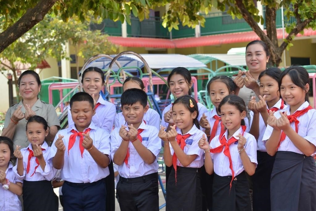 在采訪中，中老友好農(nóng)冰村小學(xué)師生為老中友誼“比心”。