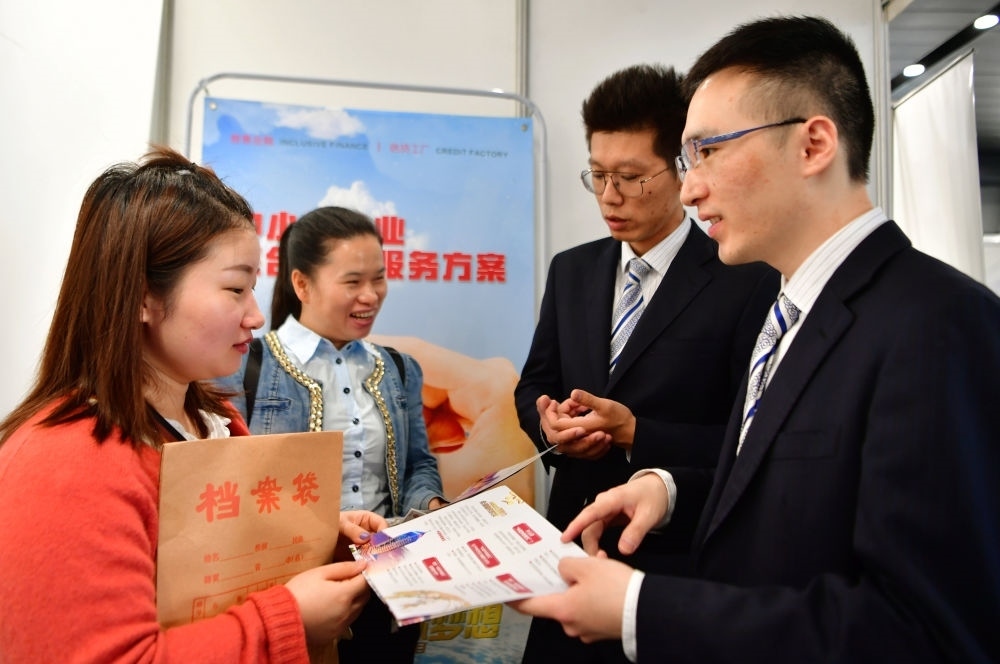 2019年5月9日，兩名鞋業(yè)公司的工作人員（左一和左二）向銀行工作人員咨詢中小微企業(yè)金融服務(wù)方案細(xì)則。當(dāng)日，福建自貿(mào)區(qū)福州片區(qū)稅企銀三方對(duì)接會(huì)在馬尾基金小鎮(zhèn)舉辦，來(lái)自傳統(tǒng)制造業(yè)、物聯(lián)網(wǎng)和電子商務(wù)等行業(yè)的企業(yè)代表參加對(duì)接會(huì)。新華社記者 魏培全 攝