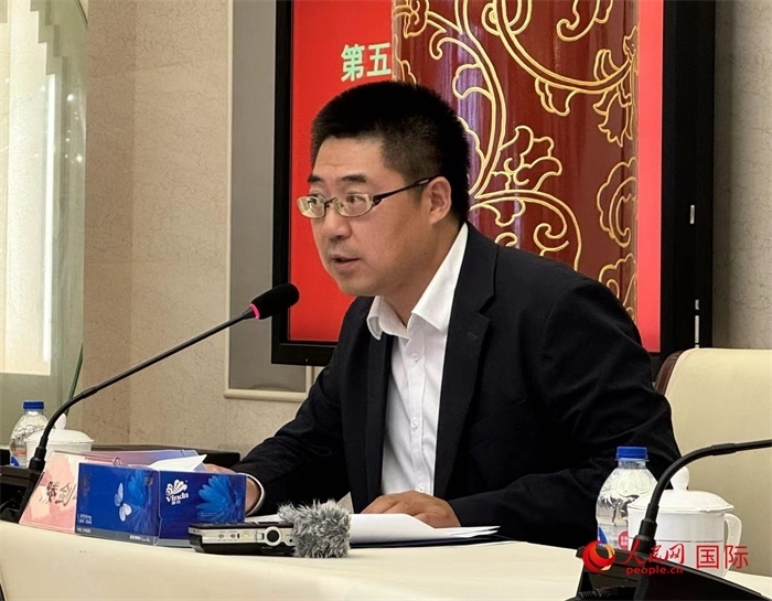 10月31日，歐美同學(xué)會副秘書長滕劍峰在第五屆中法文化論壇媒體吹風(fēng)會上講話。（人民網(wǎng) 謝瑩攝）