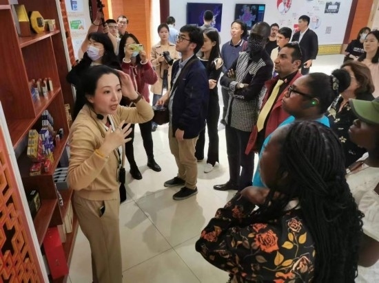 2023“一帶一路”媒體合作論壇聯(lián)合采訪團參觀仁和863科技園產(chǎn)品展示區(qū)。（本報記者 黃超攝）