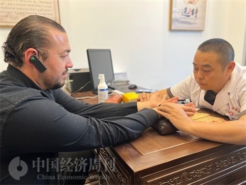  （外媒記者走進(jìn)中醫(yī)堂，問診中醫(yī)名師。中國經(jīng)濟(jì)周刊記者 郭志強(qiáng)攝）
