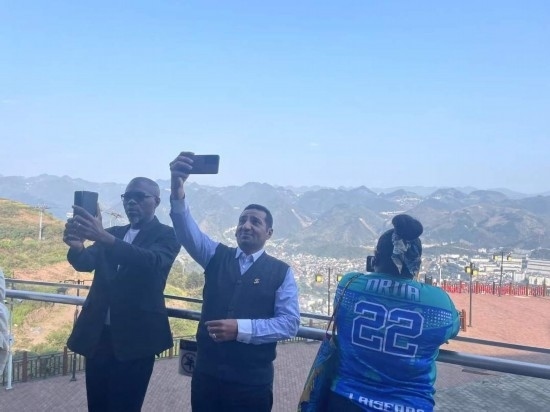 外媒記者在天釀景區(qū)拍照留念。本報(bào)記者葉子攝