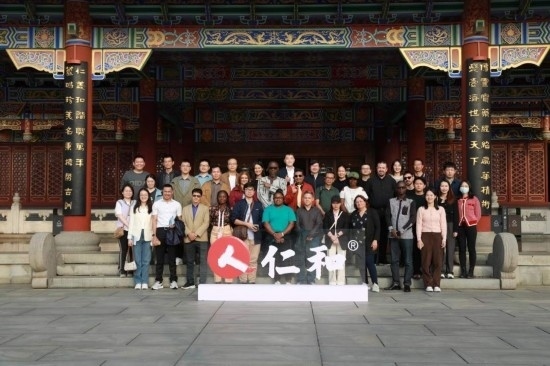 2023“一帶一路”媒體合作論壇聯(lián)合采訪團參觀仁和集團。（受訪者供圖）