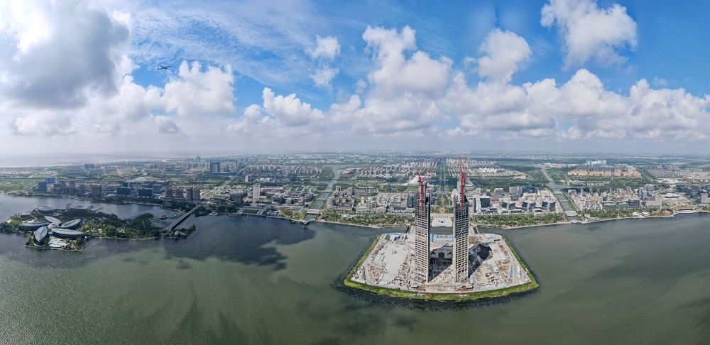 空中俯瞰中國（上海）自由貿(mào)易試驗(yàn)區(qū)臨港新片區(qū)，左上為東海大橋，前為建設(shè)中的中銀金融中心大樓（2023年9月6日攝，無人機(jī)照片）。新華社記者 方喆 攝