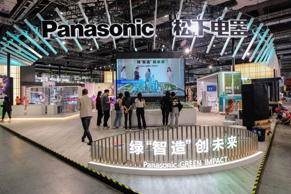 2023年11月2日，工作人員在進(jìn)博會松下電器展位做準(zhǔn)備工作。新華社記者 辛夢晨 攝