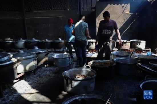 11月3日，在加沙地帶南部城市拉法，人們在煤氣中斷后用柴火做飯。新華社發(fā)（里澤克·阿卜杜勒賈瓦德攝）