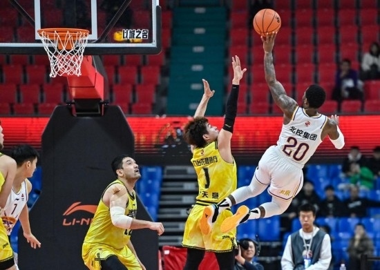 11月4日，北京控股隊球員費爾德（右一）在比賽中投籃。新華社記者 顏麟蘊 攝