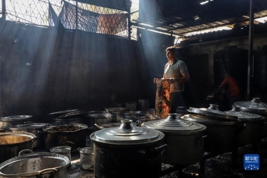 11月3日，在加沙地帶南部城市拉法，人們在煤氣中斷后用柴火做飯。新華社發(fā)（里澤克·阿卜杜勒賈瓦德攝）