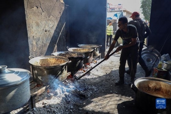 11月3日，在加沙地帶南部城市拉法，人們在煤氣中斷后用柴火做飯。新華社發(fā)（里澤克·阿卜杜勒賈瓦德攝）