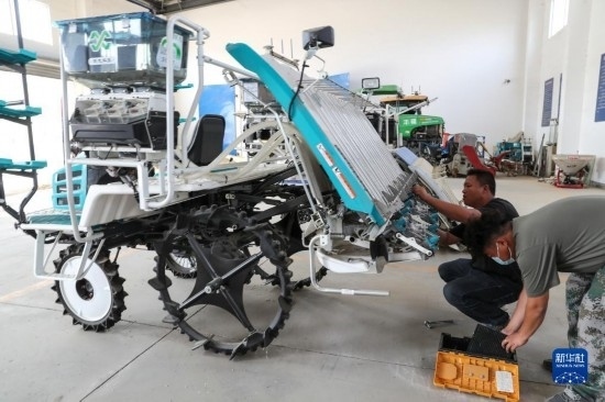 11月4日，技術(shù)員在南通市通州區(qū)十總鎮(zhèn)育民村農(nóng)場保養(yǎng)無人插秧機設(shè)備。
