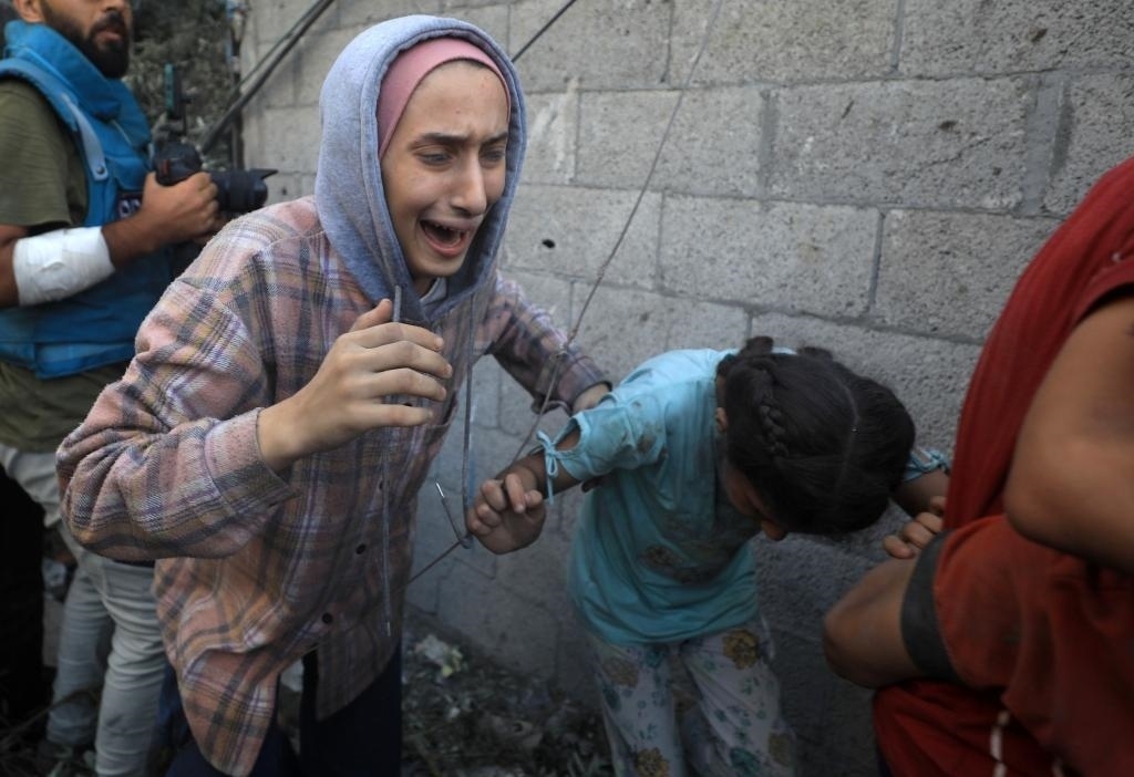 11月6日，人們從加沙地帶中部地區(qū)一處被炸難民營(yíng)逃離。新華社發(fā)（亞西爾·庫(kù)迪攝）