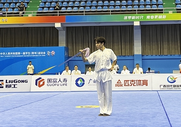 11月6日，第一屆全國學(xué)生（青年）運動會武術(shù)套路（大學(xué)組）男子自選劍術(shù)比賽中。人民網(wǎng)記者 歐興榮攝