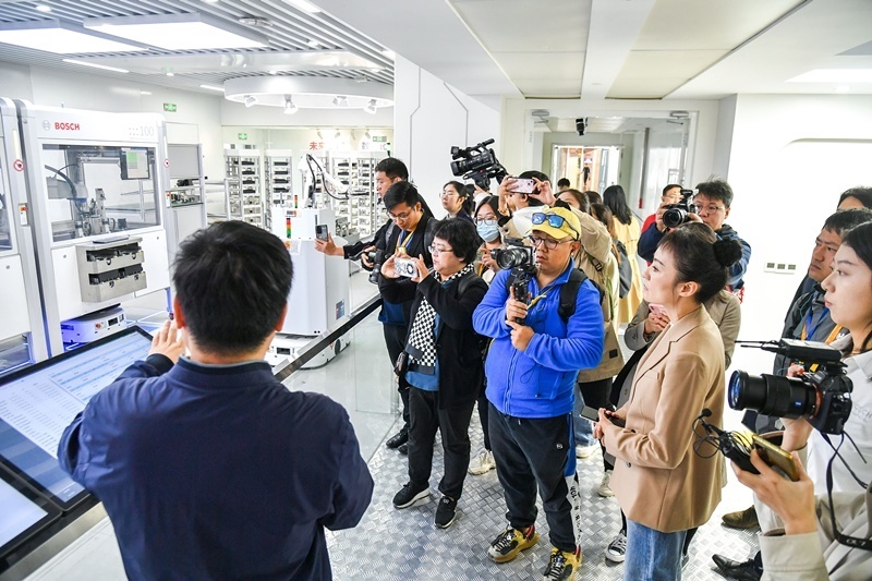 2023年10月16日，第三屆“一帶一路”國際合作高峰論壇新聞中心組織中外記者采訪。記者在中德大廈內(nèi)的博世未來工廠展區(qū)參觀，了解其高質量創(chuàng)新發(fā)展成果。
