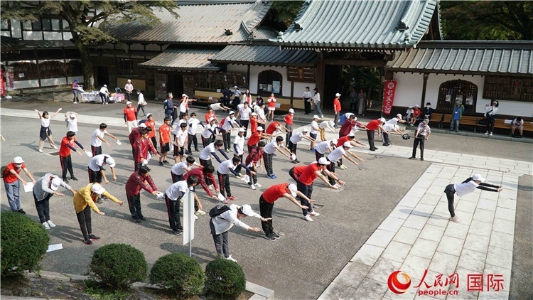 開(kāi)跑前，中日青少年一起做熱身運(yùn)動(dòng)。人民網(wǎng) 蔣曉辰攝