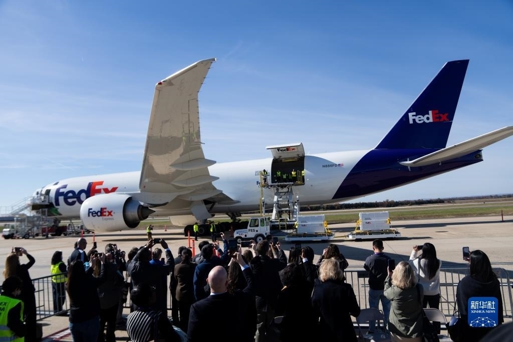 11月8日，在美國(guó)弗吉尼亞州的華盛頓杜勒斯國(guó)際機(jī)場(chǎng)，裝有大熊貓的特制“旅行包廂”準(zhǔn)備運(yùn)上專機(jī)。新華社記者劉杰攝