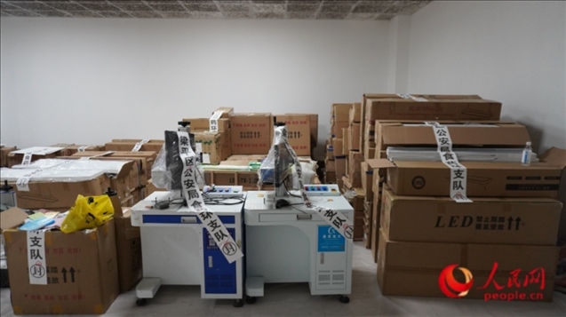 查封的假冒品牌燈具等。人民網(wǎng) 肖聰聰 攝