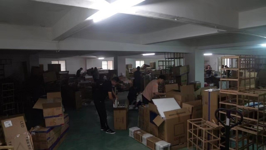 查處倉庫現(xiàn)場。重慶市梁平區(qū)公安局供圖。