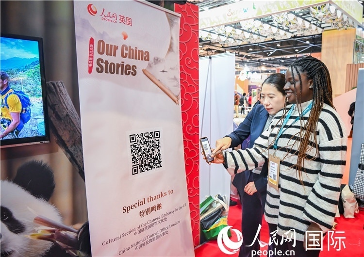 觀(guān)眾掃碼《我們的中國(guó)故事》系列視頻。人民網(wǎng) 郭錦標(biāo)攝