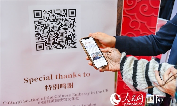 觀(guān)眾掃碼《我們的中國(guó)故事》系列視頻。人民網(wǎng) 郭錦標(biāo)攝