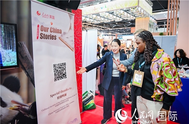 觀(guān)眾掃碼《我們的中國(guó)故事》系列視頻。人民網(wǎng) 郭錦標(biāo)攝