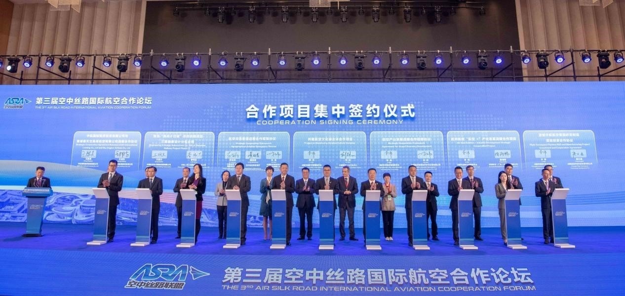 圖為7個國內(nèi)外合作項目現(xiàn)場簽約。人民網(wǎng)記者 唐宋攝