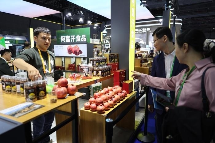 11月6日，在第六屆進(jìn)博會食品及農(nóng)產(chǎn)品展區(qū)，阿富汗食品吸引參展人員。