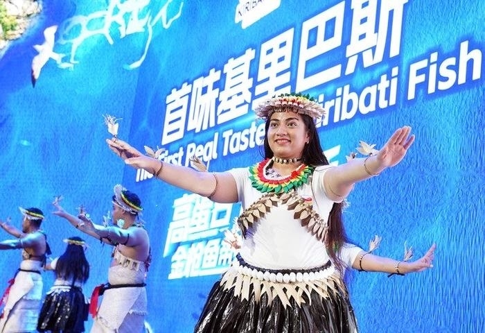 11月8日，來自基里巴斯的參展人員在基里巴斯水產(chǎn)品推介活動上表演。