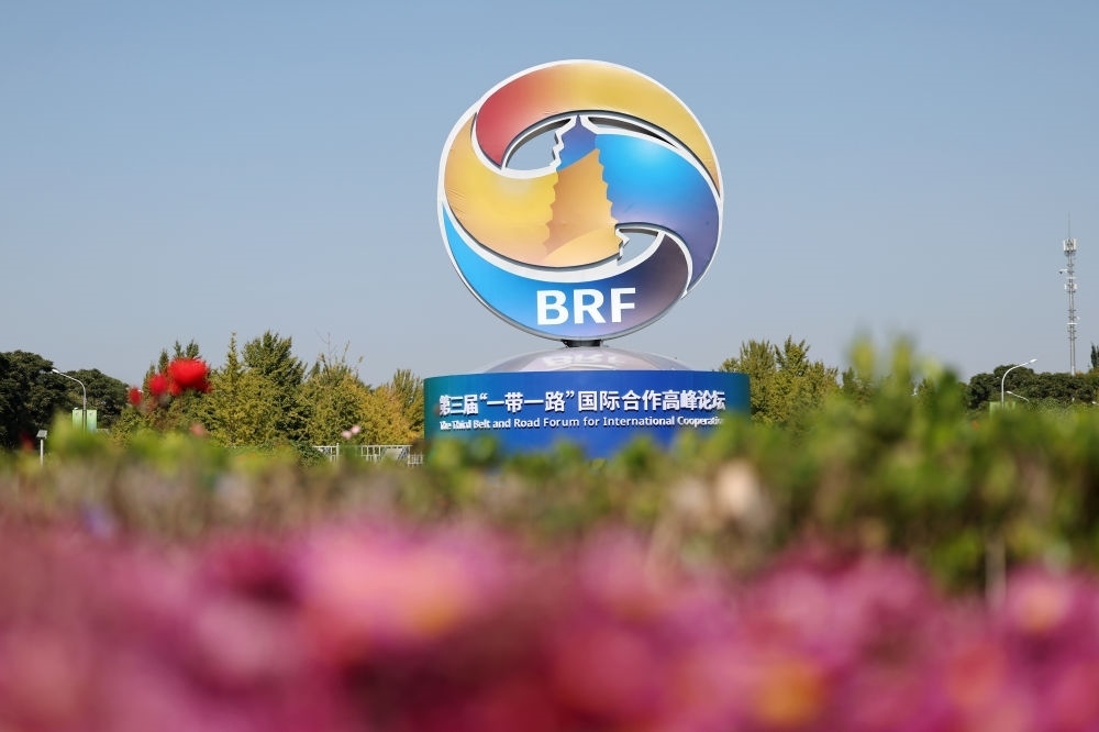 這是在北京市北土城路附近拍攝的“一帶一路”國際合作高峰論壇景觀布置（2023年10月16日攝）。第三屆“一帶一路”國際合作高峰論壇于10月17日至18日在北京舉行。新華社記者 陳斌 攝