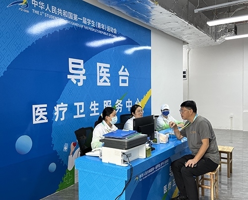 村內(nèi)住客在醫(yī)療衛(wèi)生服務中心導醫(yī)臺問診。人民網(wǎng)記者 歐興榮攝