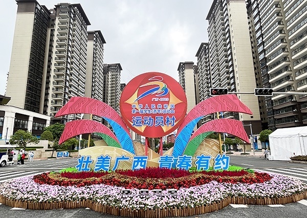 運動員村入口處標識標牌成為極受歡迎的打卡點。人民網(wǎng)記者 歐興榮攝