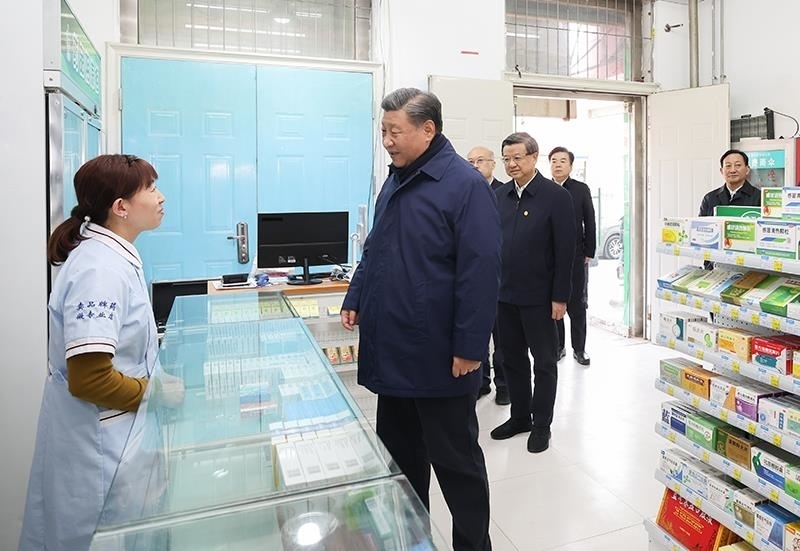 2023年11月10日，習近平總書記在河北保定涿州市永濟秀園小區(qū)門口藥店，了解經(jīng)營恢復情況。