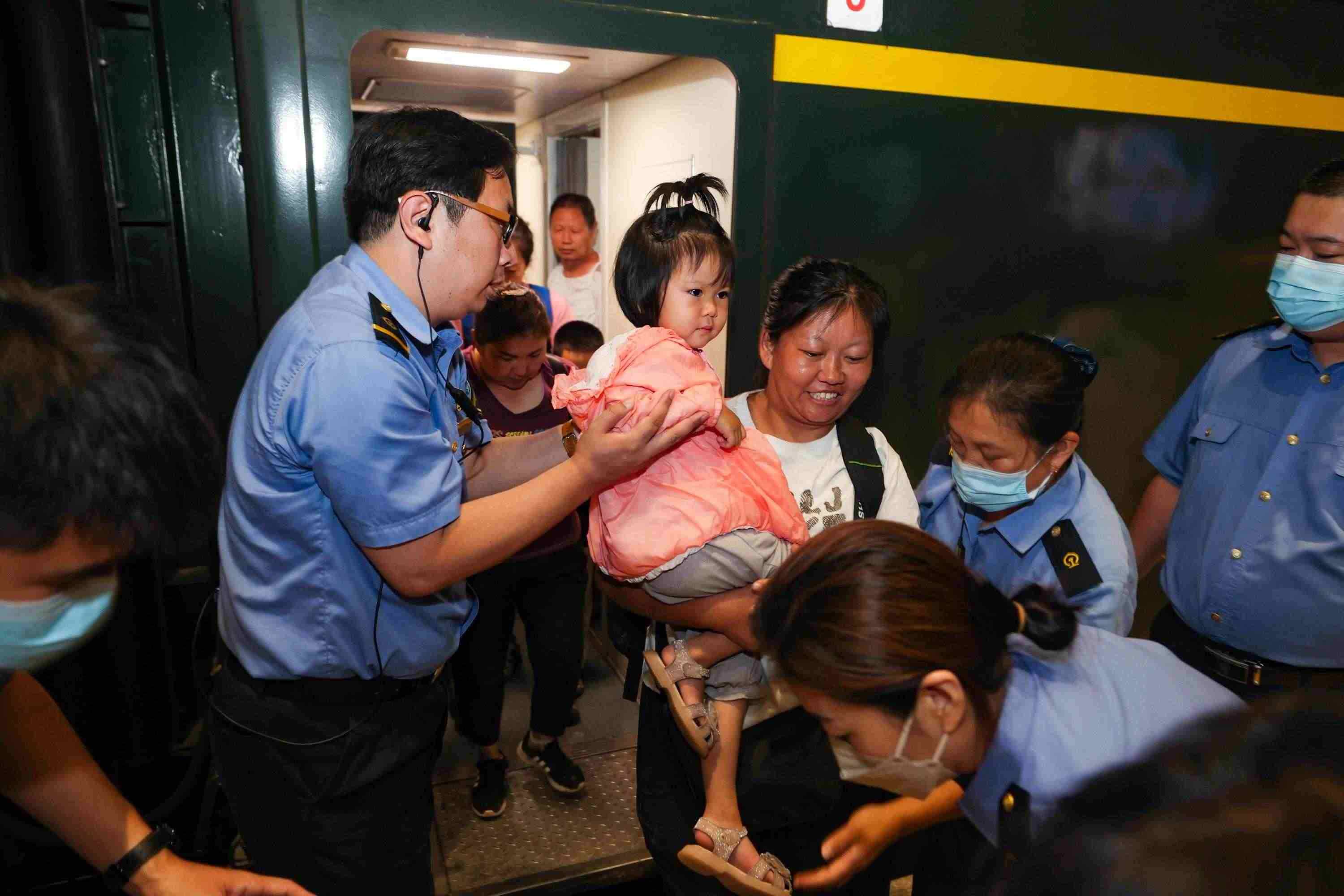 2023年8月2日，因強降雨被困的K396次列車第二批近500名旅客在救援隊的一路護送下，徒步五個小時抵達妙峰山鎮(zhèn)水峪嘴村。稍作休整后，他們乘坐臨時旅客列車前往北京豐臺站。