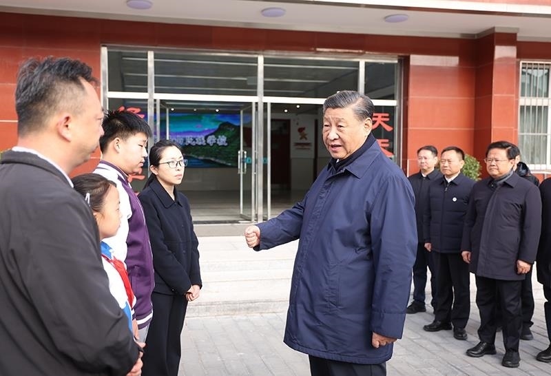 2023年11月10日，習近平總書記在北京門頭溝妙峰山民族學校，親切慰問因公犧牲烈士家屬。