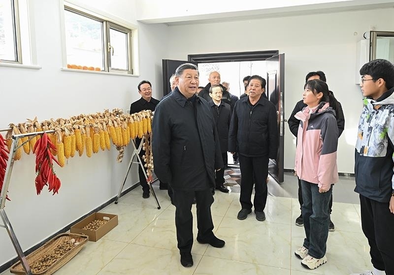 2023年11月10日，習近平總書記在北京門頭溝妙峰山鎮(zhèn)水峪嘴村村民李盟家看望慰問，了解房屋受損、修繕和冬季取暖等情況。