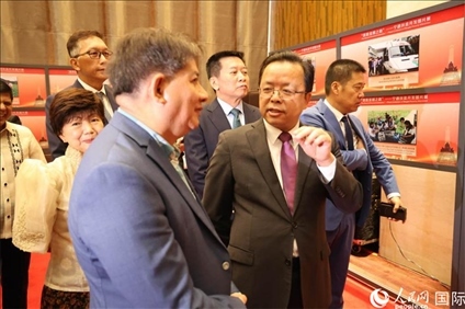 論壇期間配套舉行“‘?dāng)[脫貧困之路’——寧德扶貧開發(fā)圖片展”。人民網(wǎng)記者樊帆 攝