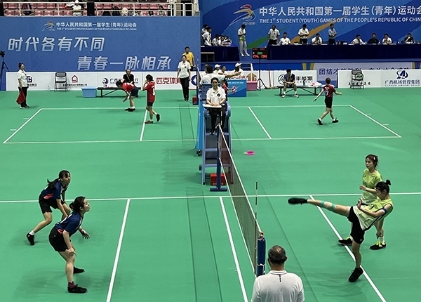11月11日，第一屆全國學(xué)生（青年）運動會毽球（校園組）比賽現(xiàn)場。人民網(wǎng)記者 歐興榮攝
