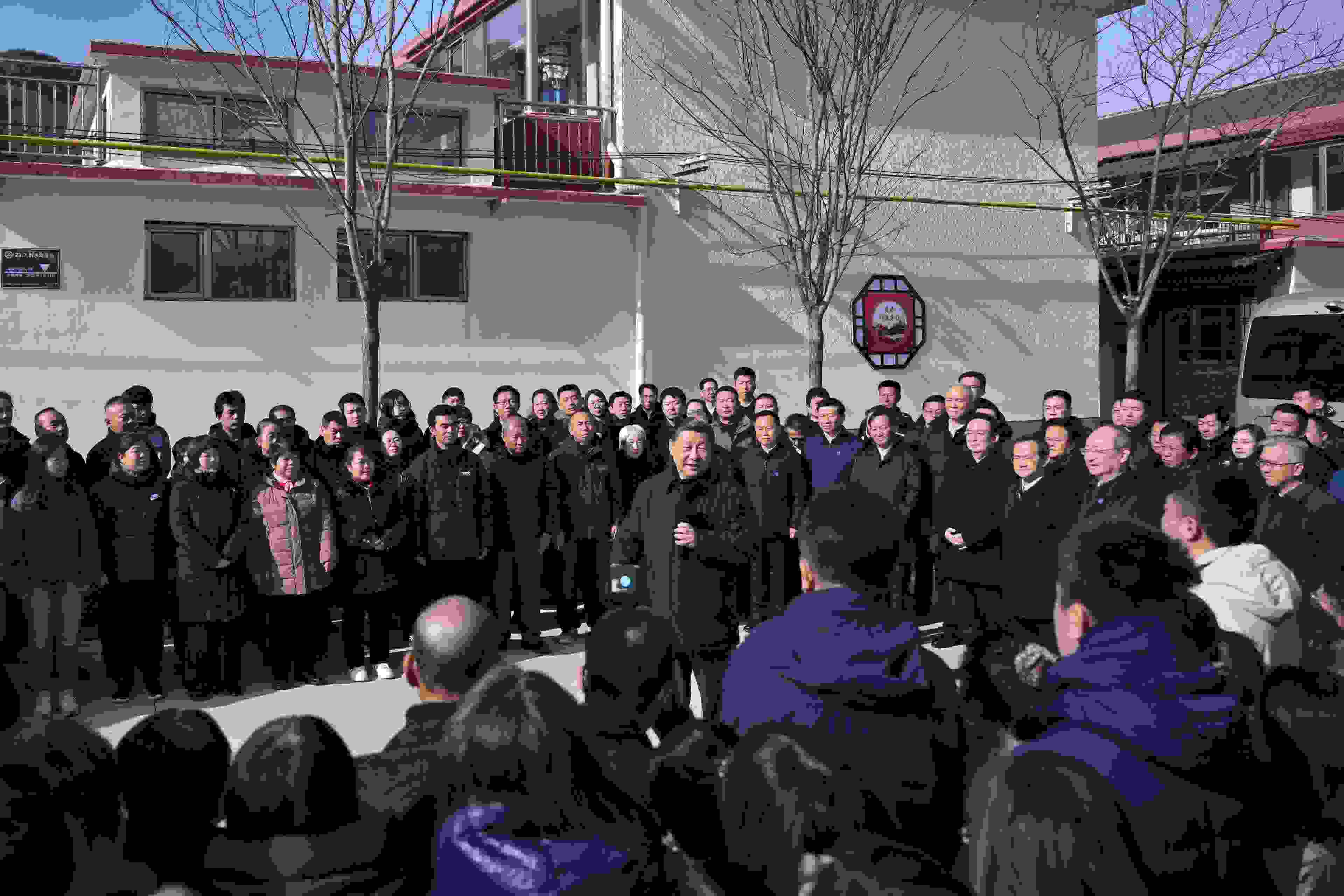 2023年11月10日，習(xí)近平總書(shū)記在北京市門頭溝區(qū)妙峰山鎮(zhèn)水峪嘴村考察時(shí)，同當(dāng)?shù)厝罕娪H切交流。