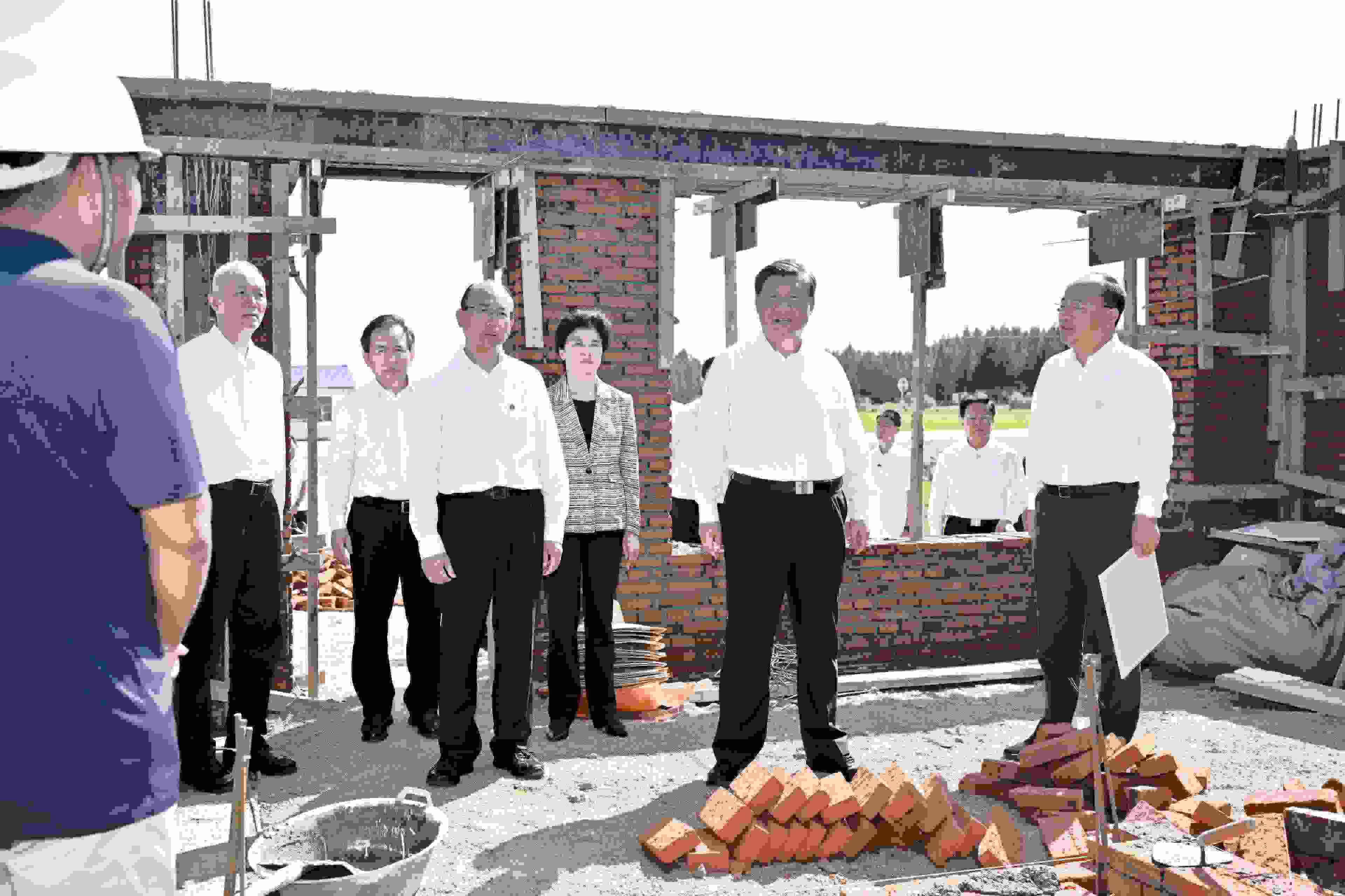 2023年9月7日，習(xí)近平總書(shū)記在遭受洪澇災(zāi)害的黑龍江省哈爾濱尚志市老街基鄉(xiāng)龍王廟村，察看水毀房屋重建情況。