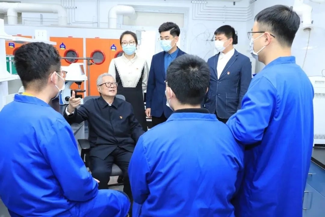 秦裕琨院士在實驗室與青年師生交流。哈爾濱工業(yè)大學(xué)供圖