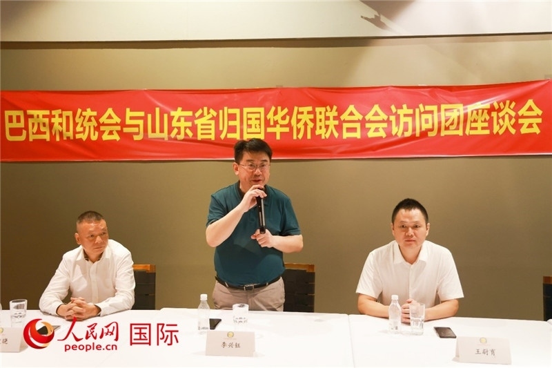 中國僑聯(lián)副主席、山東省僑聯(lián)主席李興鈺（中）在座談會上致辭。人民網(wǎng)記者 陳海琪攝