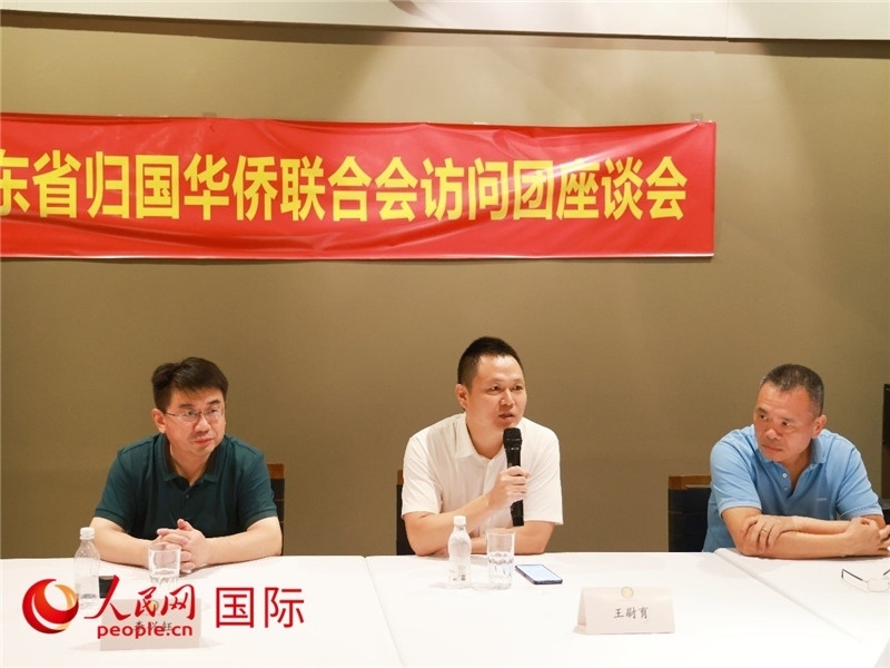 中國駐里約總領館副總領事王尉育（中）在座談會上致辭。人民網(wǎng)記者 陳海琪攝