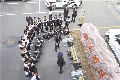 圖②：法警對警用裝備的使用進行現(xiàn)場演示。