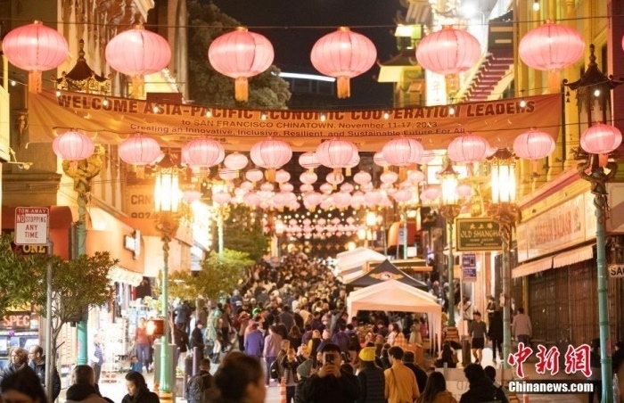 當(dāng)?shù)貢r(shí)間11月10日，美國(guó)舊金山唐人街夜市人頭攢動(dòng)。亞太經(jīng)合組織(APEC)第三十次領(lǐng)導(dǎo)人非正式會(huì)議將在舊金山舉行，當(dāng)?shù)靥迫私钟?jì)劃舉辦包括夜市在內(nèi)的多場(chǎng)活動(dòng)，以吸引與會(huì)者、游客和市民的光顧。<a target='_blank' href='/'><p class=