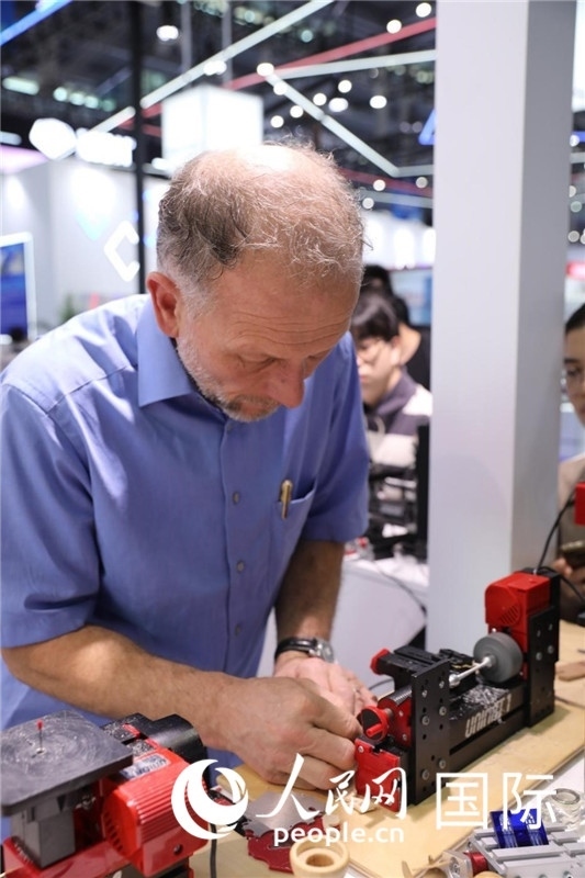 第25屆中國(guó)國(guó)際高新技術(shù)成果交易會(huì)15日在深圳開(kāi)幕，圖為展商現(xiàn)場(chǎng)演示精密加工工具。人民網(wǎng)記者 魯揚(yáng)攝